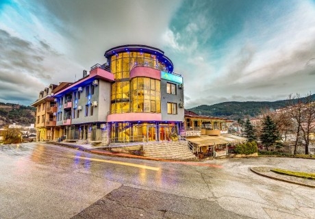 Релакс в Девин: Нощувка на човек със закуска с възможност за обяд и вечеря + джакузи и релакс зона в семеен хотел Елит Релакс