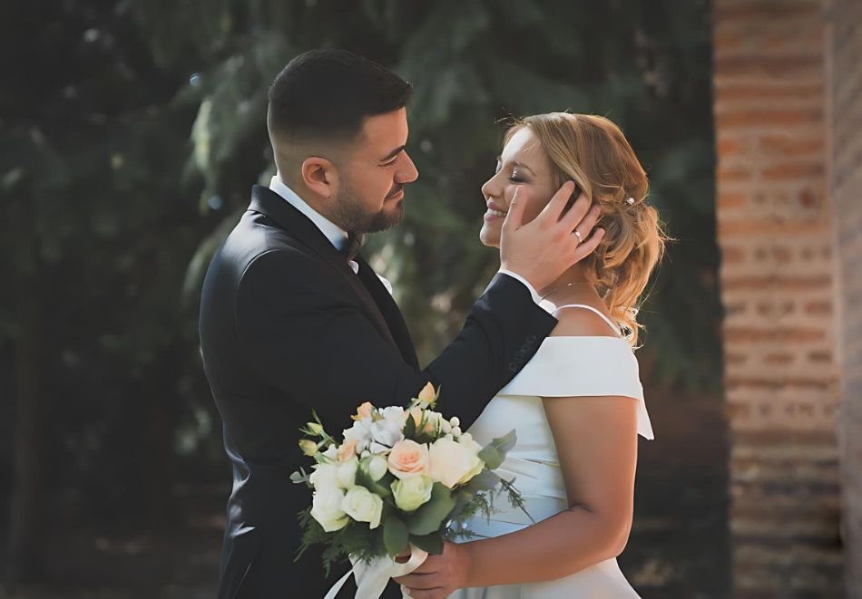 Професионална сватбена фотосесия до 2 часа и локация по избор от Артмейд Студио, София