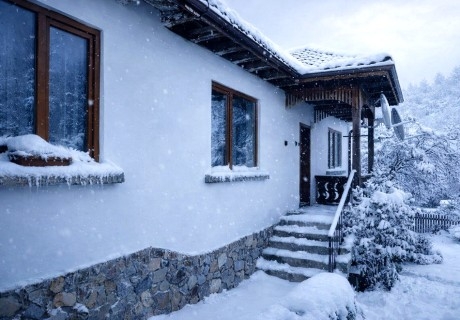 Почивка край Кюстендил: Нощувка в самостоятелна къща с капацитет за 13 човека и ползване на барбекю и пещ на дърва от Къща за гости Чардака, с. Невестино