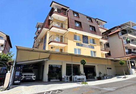 Ранни записвания за лятна почивка в Китен: Нощувка на човек със закуска и възможност за обяд и вечеря + басейн от Семеен хотел Лотос Апартмънтс