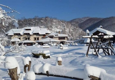 Ски почивка в югоизточна Сърбия: 4 нощувки на човек със закуски и вечери с жива музика и неограничени напитки в Етно село Сърна. Собствен транспорт!