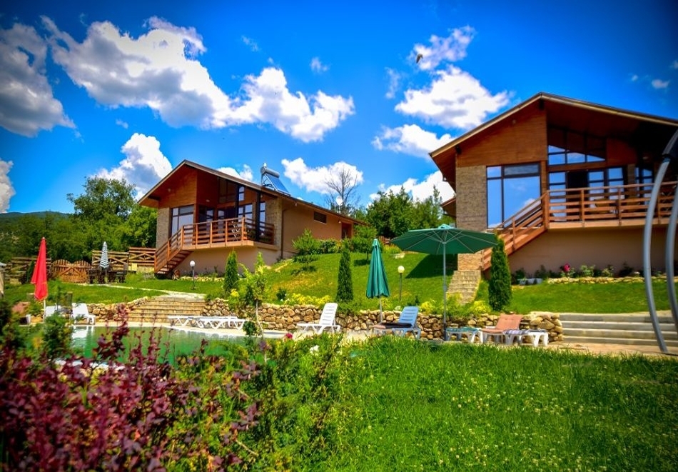 Наем на къща край яз. Дондуково: Напълно оборудвана къща с капацитет 8 човека от къщи за гости Аргирови