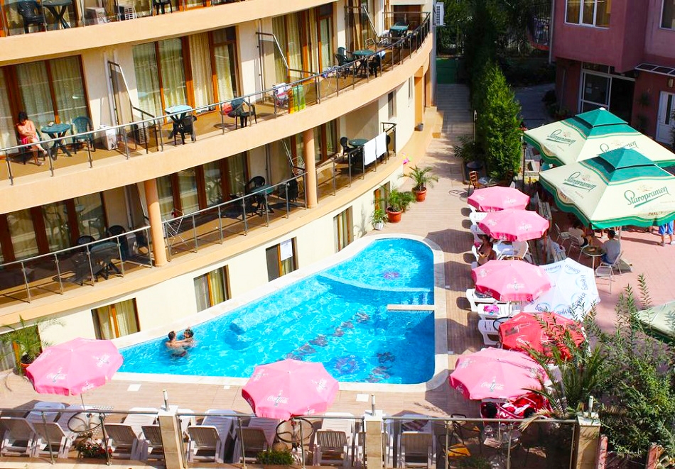 От 01.05 до 30.06 в Китен: Нощувка на човек със закуска и вечеря + възможност за обяд + басейн и паркинг в хотел Съни Парадайз***