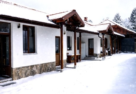 Почивка в Априлци: Нощувка за 14 човека в напълно оборудвана къща от стаи за гости Под върха