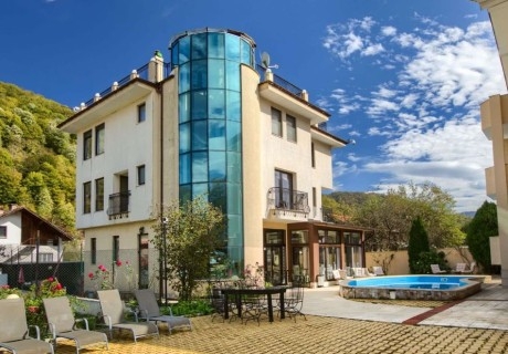 Зима в Рибарица: Нощувка на човек със закуска и вечеря + възможност за обяд в хотел Зорница, Рибарица