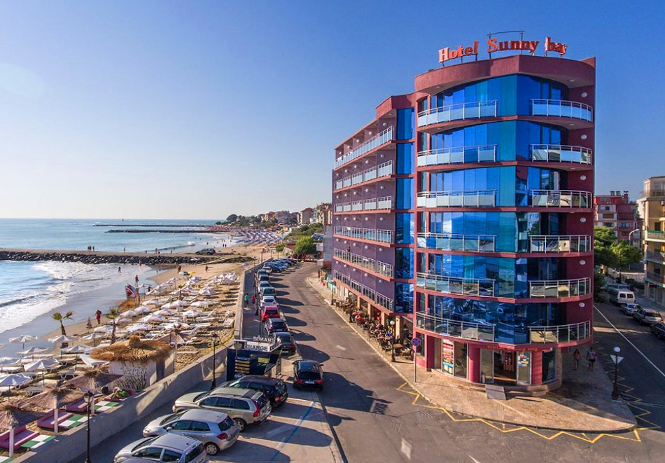 На ПЪРВА линия в Поморие: Нощувка на човек от хотел Съни Бей