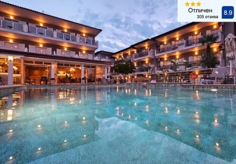 На 300м. от плажа в Ханиоти, Гърция: Нощувка на човек със закуска + басейн в Sarantis Hotel