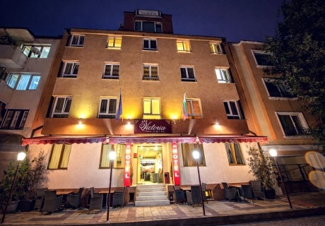 Почивка във Варна: Нощувка на човек в хотел Виктория