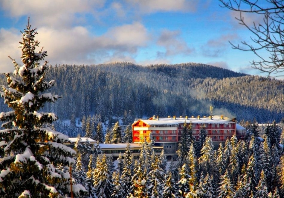 На ски в Пампорово! Нощувка на човек със закуска и вечеря в хотел Преспа