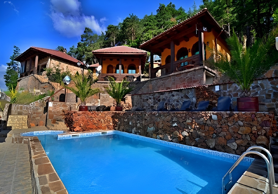 Почивка във Велинград: Нощувка за двама със закуска + джакузи, сауна и парна баня в Сафари вилидж