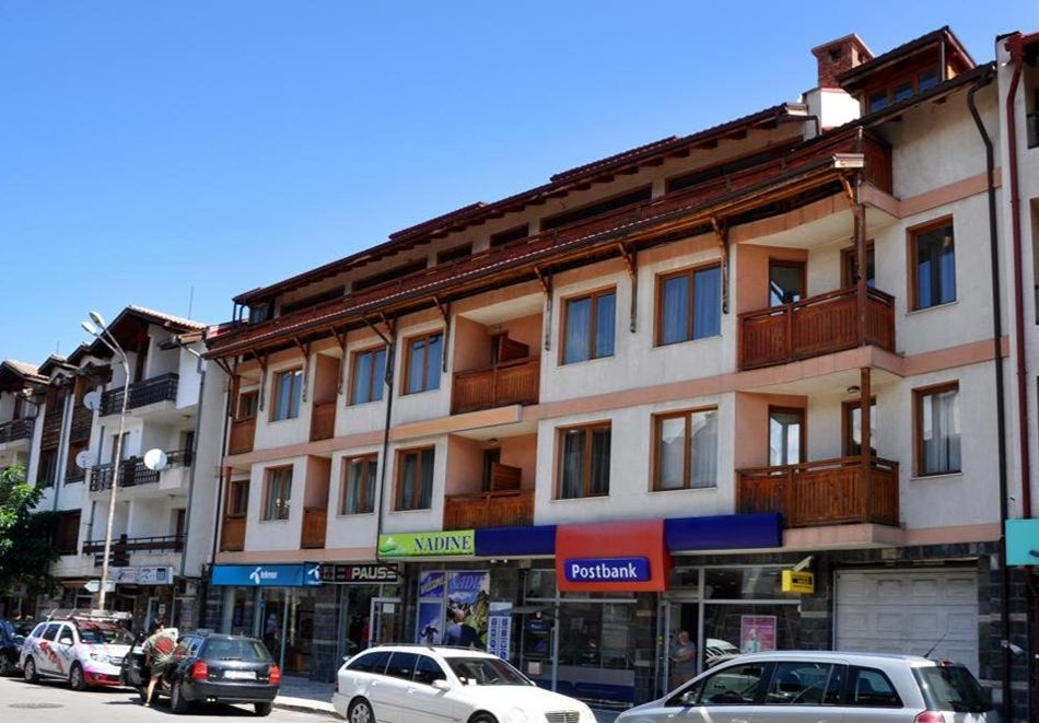 На ски в Банско: Нощувка на човек със закуска + сауна и парна баня в Семеен хотел Лили