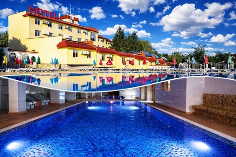 Почивка в Казанлък: Нощувка на човек със закуска с възможност за вечеря + басейн с минерална вода и релакс център в Комплекс Зорница