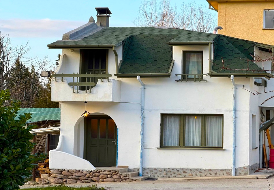 Почивка в полите на Родопите: Една нощувка с капацитет 11 човека в Къща за гости Арт Спектър, Брацигово