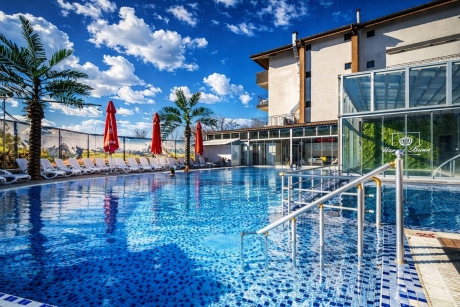 Релакс край Карлово: Нощувка на човек със закуска и вечеря + 3 процедури на ден + минерален басейн в Хотел Царска баня, гр. Баня