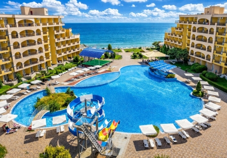 Море 2026 на първа линия в Ахелой: Нощувка на човек със закуска с възможност за вечеря или на база All inclusive + басейн от апарт-хотел Мидия Фемили Резорт