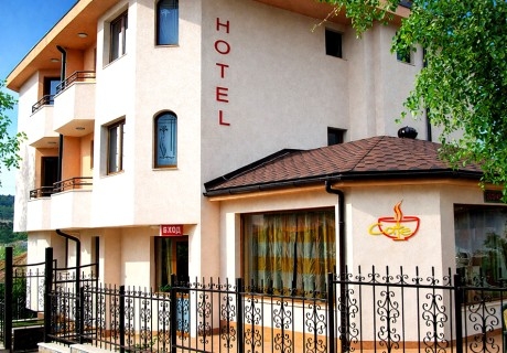 Почивка в Банкя: Нощувка на човек със закуска в хотел Емали