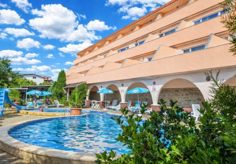 Ранни записвания за море 2026г. в Лозенец: Нощувка за двама, трима или четирима в хотел Лозенец Ризорт 3*