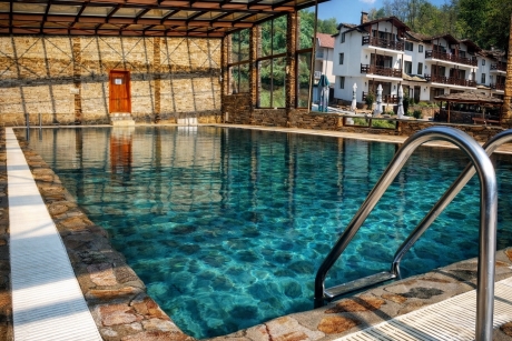 Релакс през март и април в Огняново: Нощувка на човек със закуска + минерален басейн и релакс зона в хотел Петрелийски