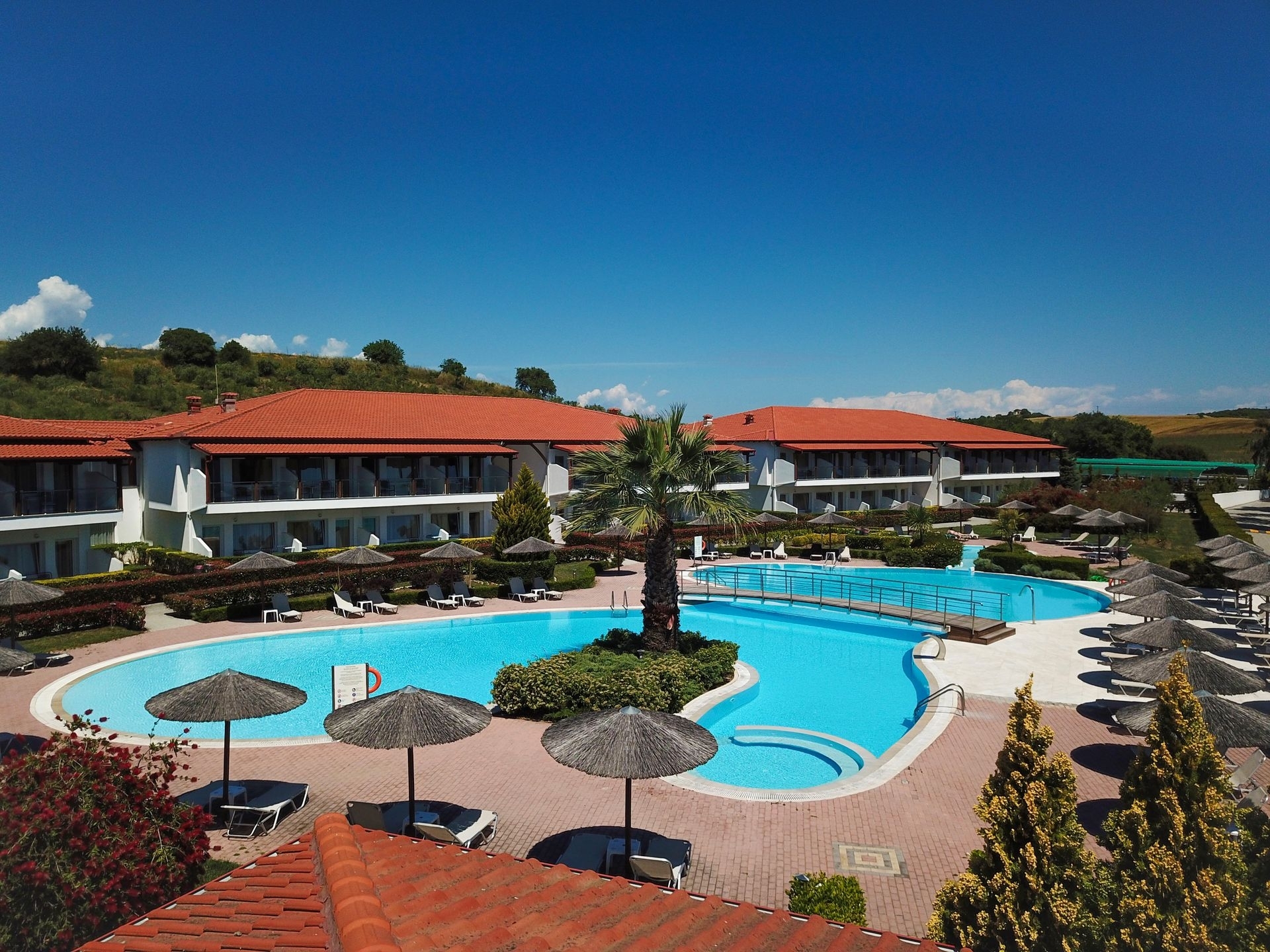 На 250м. от плажа в Трипити, Гърция: Нощувка на човек със закуска и вечеря + басейн, чадър и шезлонг на плажа в хотел Alexandros Palace*****! Дете до 12г. БЕЗПЛАТНО!