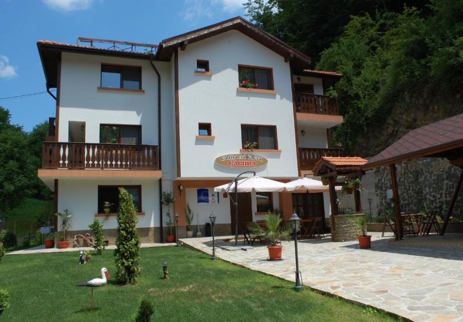 Почивка до Трявна: Нощувка в напълно оборудвана къща за 10 или 24 човека + барбекю с пещ от къща за гости Савина, Плачковци