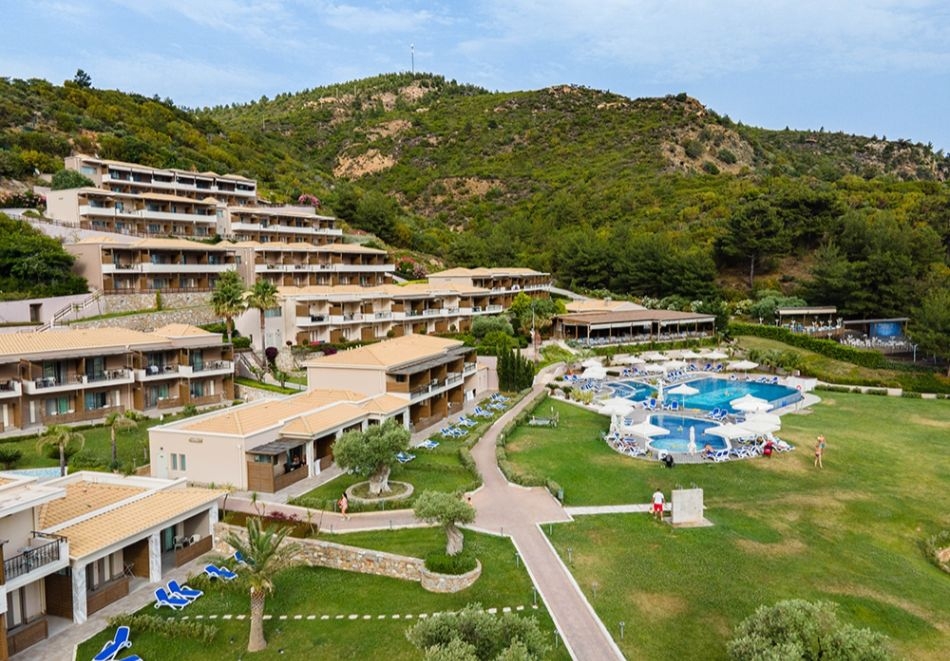 На първа линия на о. Тасос, Гърция: Нощувка на човек със закуска и вечеря + басейн, чадър и шезлонг на плажа в Thassos Grand Resort 5*. Дете до 6г. БЕЗПЛАТНО!