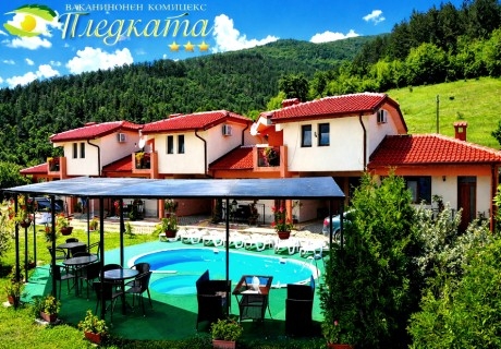 Почивка край Павел Баня! Нощувка на човек със закуска във Ваканционен комплекс Гледката. с Скобелево