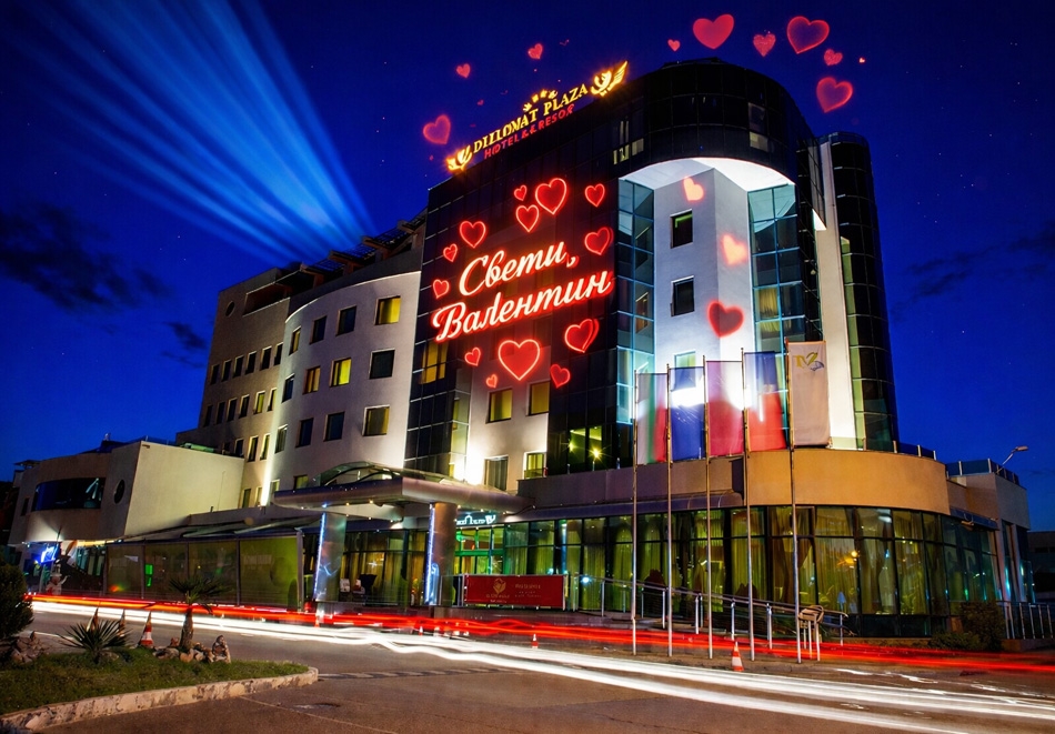 Свети Валентин в Луковит: 2 нощувки на човек със закуски и вечери, едната Празнична по тристепенно меню с участието на DJ  + басейн и СПА зона от хотел Дипломат Плаза****