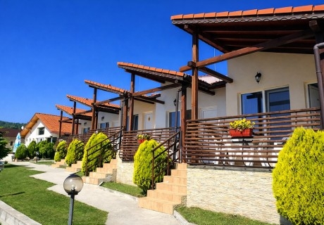 Почивка край язовир Батак: Нощувка на човек със закуска и вечеря от Вилно селище Свети Георги, Цигов Чарк