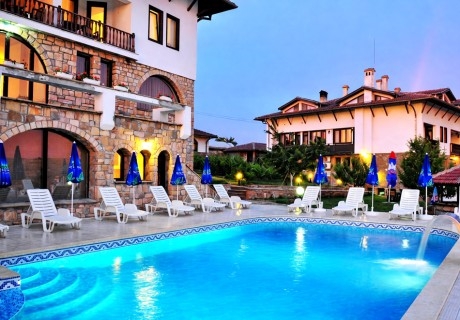 Почивка през април и май в Арбанаси! Нощувка на човек със закуска и вечеря + 2 външни топли джакузита, вътрешен релакс басейн и релакс зона от хотел Винпалас