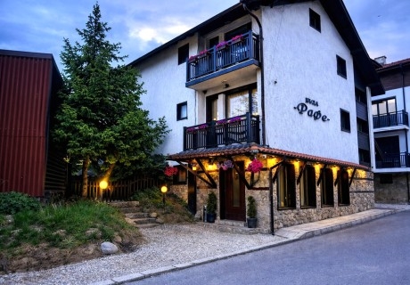 Почивка в Добринище: Нощувка на човек с опция за закуска от Къща за гости Рафе