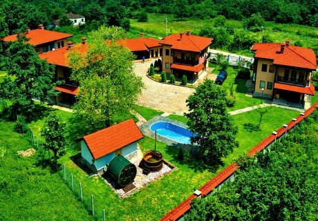 Почивка във Вършец: Нощувка до 11 човека от Комплекс Тянкови Къщи
