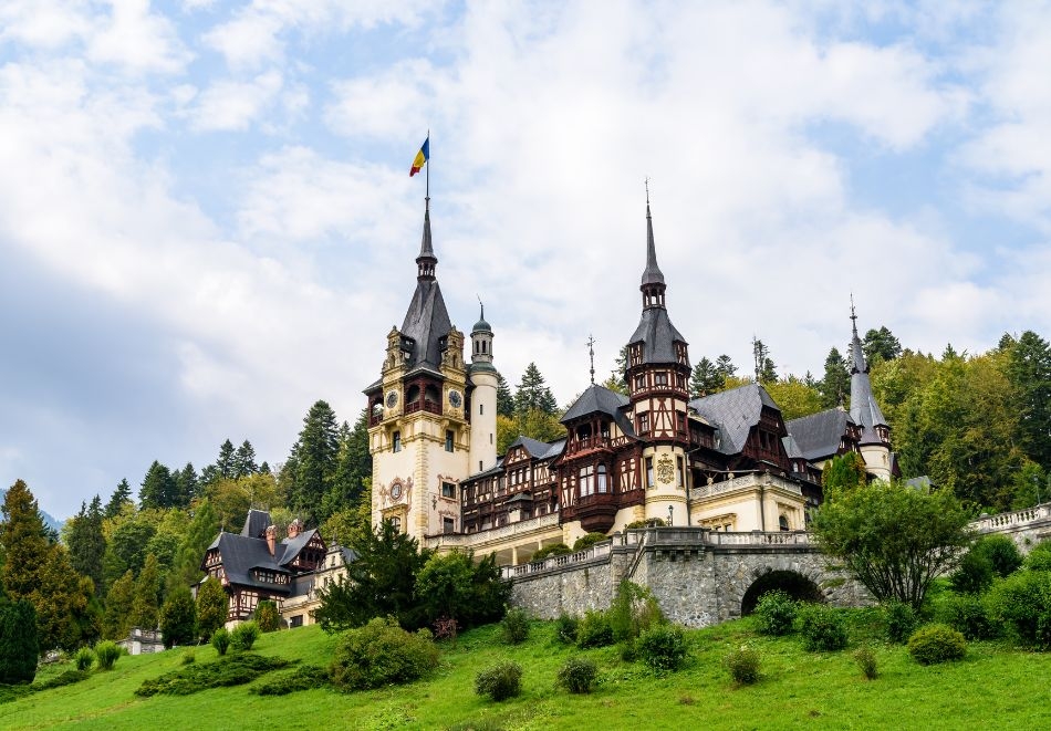 Великденска екскурзия до Синая и Букурещ, Румъния: Транспорт + 2 нощувки на човек със закуски + посещение на двореца Пелеш и Синайския манастир