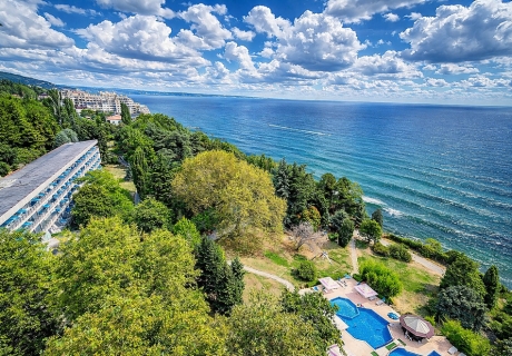 Море 2026 на първа линия в Златни пясъци: Нощувка на човек със закуска и вечеря с напитки + минерален басейн в хотел Журналист