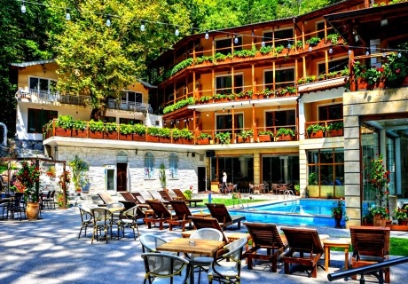 Почивка край Петрич: Нощувка на човек със закуска и възможност за вечеря + сауна и топло джакузи на покрива от хотел Света Неделя, с. Коларово