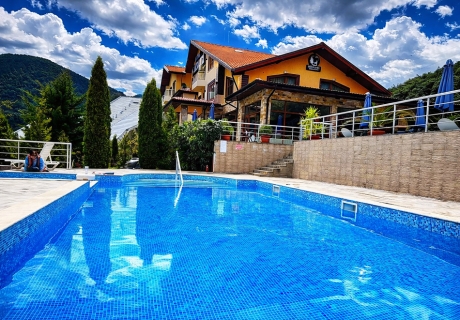 Релакс за двама във Велинград: Нощувка на човек със закуска + външен топъл минерален басейн в Семеен хотел Ардо Вел