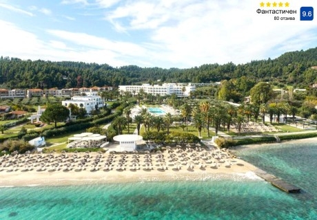 На първа линия в Криопиги, Гърция: Нощувка на човек със закуска и вечеря + басейн и частен плаж с чадър и шезлонг в Kassandra Palace Seaside Resort*****