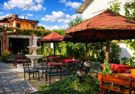 Нощувка на човек със закуска или със закуска и вечеря в ресторант – хотел Цезар, Хисаря. Дете до 10 г. - БЕЗПЛАТНО!