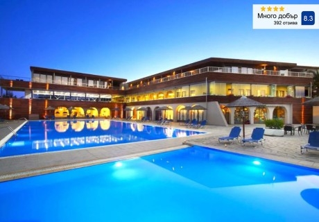 Промо оферта на първа линия в Метаморфоси, Гърция: Нощувка на човек със закуска и вечеря + басейн, чадър и шезлонг на плажа в Blue Dolphin Hotel