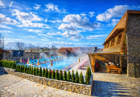 Цяла зима с гореща минерална вода в с. Баня до Банско: Нощувка на човек със закуска и вечеря + басейн и релакс пакет във Вила Виктория Термал,