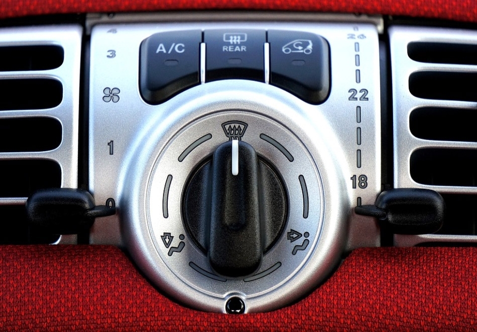 Пълна профилактика и зареждане на автоклиматик на автомобил от автоцентър Торнадо, ул. Опълченска №15