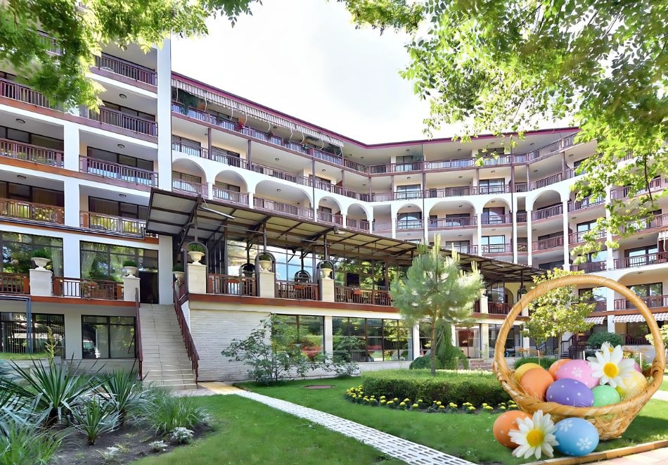 Великден в Св. Св. Константин и Елена: 3 нощувки на човек на база All Inclusive + Празничен Великденски обяд + минерален басейн и релакс зона от хотели Естрея ****