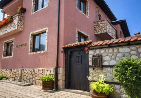 Почивка в Банско: Нощувка на човек в Бойна къща