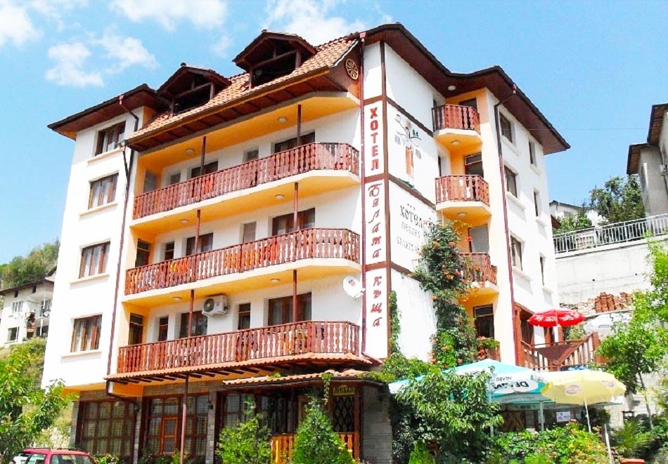 Зима в Родопите: Нощувка на човек със закуска и вечеря + минерален басейн и лечебни вани от Семеен хотел Бялата къща, с. Баните до Смолян!