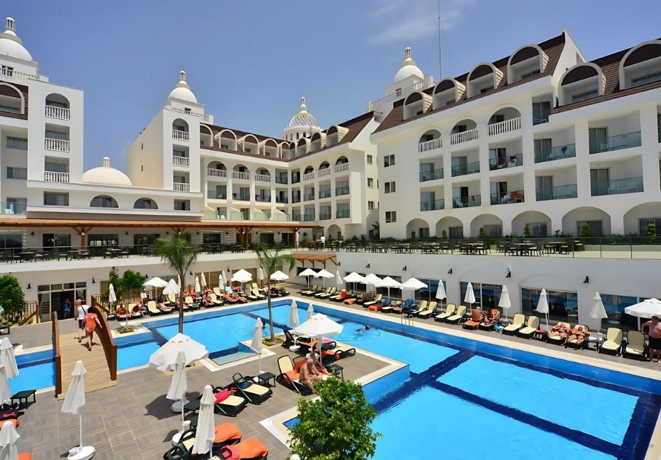 На 250м. от плажа в Сиде, Турция: Автобусен транспорт + 7 нощувки на човек на база Ultra Аll Inclusive + басейни в SIDE CROWN SERENITY 5*. Дете до 11.99г. безплатно!