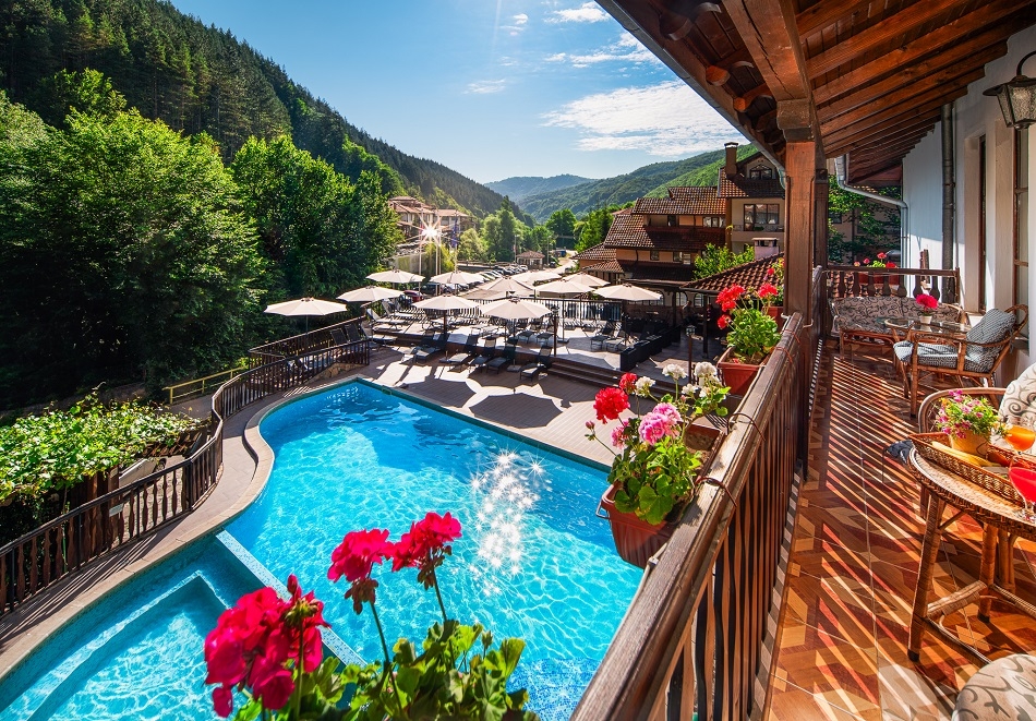 От 13.04 до 30.05 делник в Чифлика: Нощувка за двама със закуска и вечеря + минерален басейн и релакс зона в хотел Алфарезорт Термал