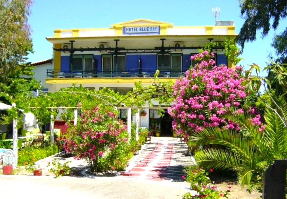 На 40м. от плажа на о. Тасос, Гърция: Нощувка на човек със закуска в Blue Bay Beach Hotel, Кинира