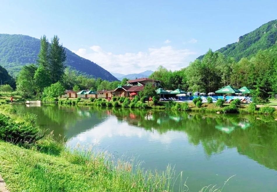 Релакс в Рибарица: Нощувка със закуска на човек + неограничен спортен риболов и възможност за езда в комплекс Върбака