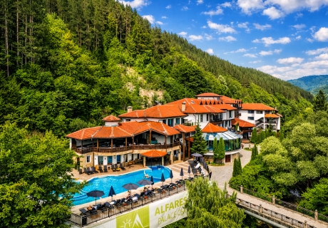 Делник в Чифлика: Нощувка за двама със закуска и вечеря + 2 минерални басейна и релакс зона в обновения хотел Алфарезорт Палас****