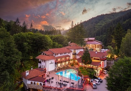 Делник в Чифлика: Нощувка за двама със закуска и вечеря + минерален басейн и релакс зона в хотел Алфарезорт Термал