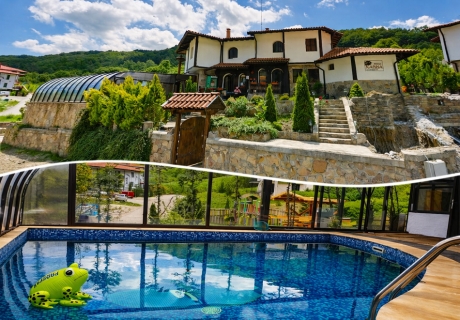 Делник в с. Чифлик: Нощувка на човек + минерален басейн в хотел Елора